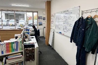 自動車整備工場・販売店の事務所で事務作業をしている様子