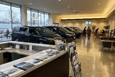 自動車販売店のショールーム・店内の様子