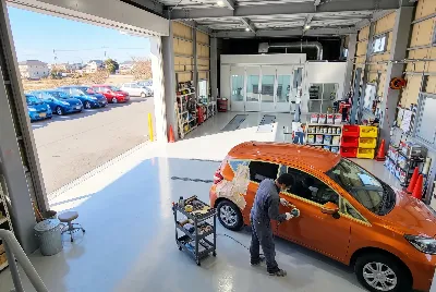 自動車の板金・塗装作業をしている様子