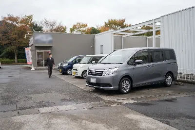中古車の販売・買取をしている様子