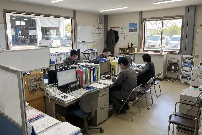 自動車整備工場・販売店の事務所で事務作業をしている様子