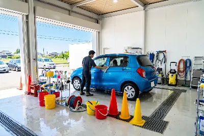 自動車のコーティング・洗車をしている様子