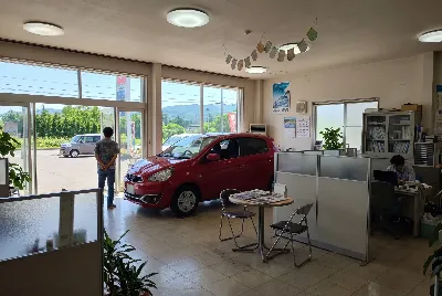 中古車の販売・買取をしている様子