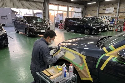 自動車の板金・塗装作業をしている様子