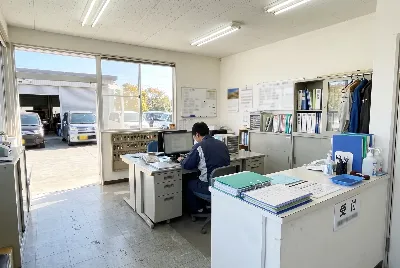 自動車整備工場・販売店の事務所で事務作業をしている様子