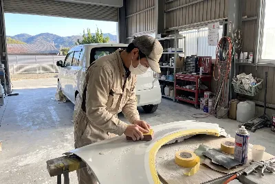 自動車の板金・塗装作業をしている様子