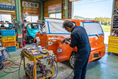 自動車の板金・塗装作業をしている様子