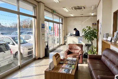 自動車販売店のショールーム・店内の様子