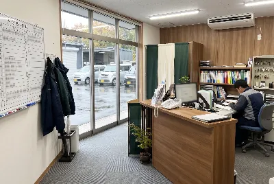 自動車整備工場・販売店の事務所で事務作業をしている様子