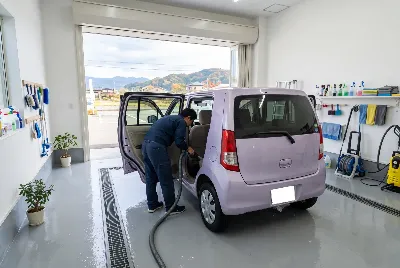 自動車のコーティング・洗車をしている様子