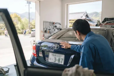自動車の板金・塗装作業をしている様子